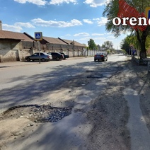 По улице Невельской в Оренбурге из-за обилия ям ремонт плачет