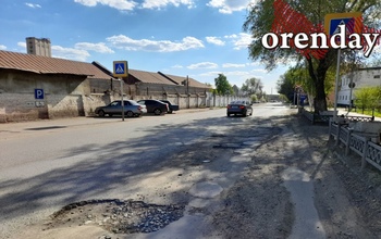 По улице Невельской в Оренбурге из-за обилия ям ремонт плачет