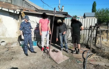 В Акбулакском районе мужчина спрятал во дворе самодельное ружье, теперь ему грозит срок