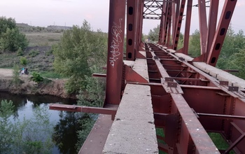 В Орске девушка-подросток для селфи залезла на семиметровый мост, но сорвалась с него