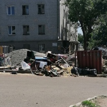 И снова мусор: оренбуржцы по-прежнему жалуются на переполненные контейнерные площадки