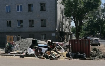 И снова мусор: оренбуржцы по-прежнему жалуются на переполненные контейнерные площадки
