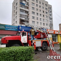 Возможно, из-за грозы в Оренбурге загорелась квартира в многоэтажке