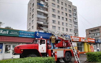 Возможно, из-за грозы в Оренбурге загорелась квартира в многоэтажке