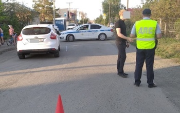 Сотрясение мозга и перелом ключицы: в Орске под колеса авто попала школьница