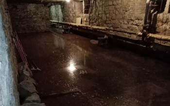В 36-градусную жару оренбуржцы вынуждены дышать зловонным запахом канализации