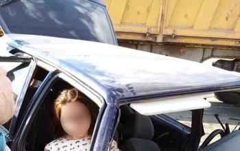 Под Саракташом при столкновении ВАЗа и фуры в салоне зажало беременную девушку