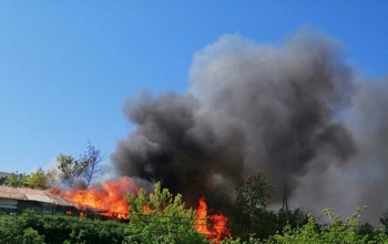 В Медногорске полыхает крупный пожар
