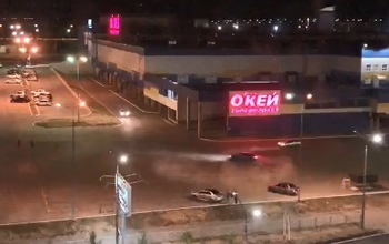 Чудеса на виражах выписывают мажоры на парковке и дороге у ТРЦ «КИТ»
