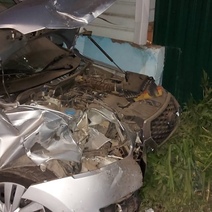 В Оренбурге таксист въехал в стену жилого дома