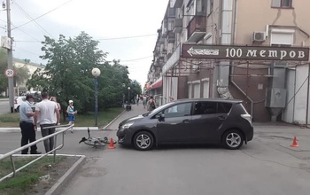 В Орске водитель автомобиля Toyota сбил на тротуаре 9-летнего велосипедиста