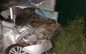 В Оренбурге таксист въехал в стену жилого дома