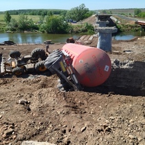 В Октябрьском районе фура с цистерной врезалась в погрузчик и опрокинулась
