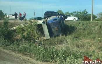 В Оренбурге на Загородном шоссе в кювет опрокинулся большегруз