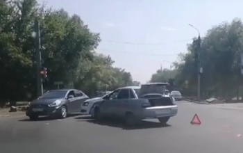 В Оренбурге при столкновении учебной «десятки» и Volkswagen пострадал пятилетний малыш