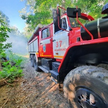 В Медногорске пожарные тушат возгорание в центральном парке