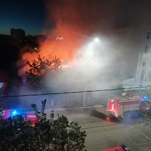 В Оренбурге на улице Цвиллинга ночью горело заброшенное здание