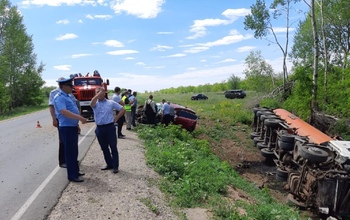 В Оренбуржье в ДТП между Kia и большегрузом погиб водитель легковушки и произошел разлив нефти (18+)
