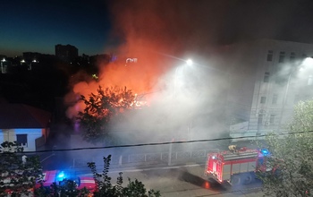 В Оренбурге на улице Цвиллинга ночью горело заброшенное здание