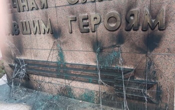 В Новотроицке дети 5 и 7 лет подожгли венки у памятника «Вечно живым»