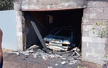 В Бузулуке сгорел гараж с автомобилем