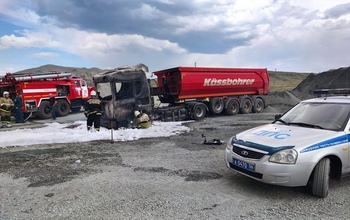 На территории асфальтобетонного завода под Кувандыком сгорел большегруз 