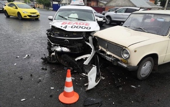 В Оренбурге на пр. Победы дорогу не поделили три автомобиля