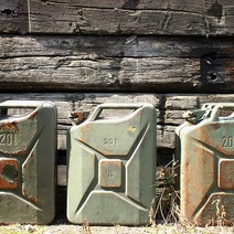 В Домбаровском районе наемный рабочий сливал у хозяйки дизтопливо