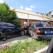 В центре Соль-Илецка столкнувшиеся иномарки чуть было не влетели в жилой дом
