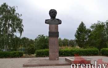 Более полумиллиона рублей выделили в Оренбурге на ремонт постамента бюста Серго Орджоникидзе