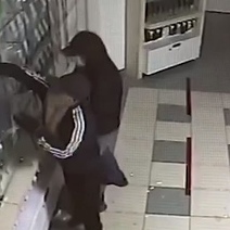 Банда оренбуржцев в масках ограбила салон сотовой связи