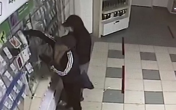 Банда оренбуржцев в масках ограбила салон сотовой связи