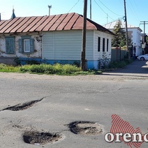 На улице Ташкентской в Оренбурге дорожники странным образом проводят ремонт