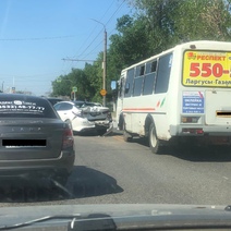 В Оренбурге маршрутный ПАЗ столкнулся с двумя легковушками