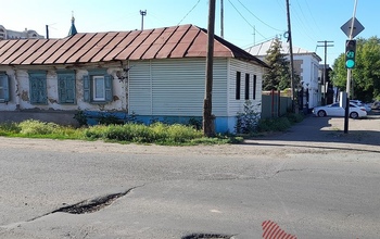 На улице Ташкентской в Оренбурге дорожники странным образом проводят ремонт