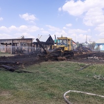 Под Бузулуком огонь с горевших сараев и бани чуть было не перекинулся на жилые дома