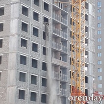 Рабочие ГК «Лист» выбрасывают строительный мусор из окон 8 - 11 этажей