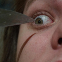 Жительница Саракташа прямо в салоне связи хотела выколоть глаза ножом своему знакомому