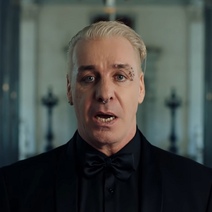 Солист «Rammstein» опубликовал фото с российским паспортом, выданным в Оренбурге