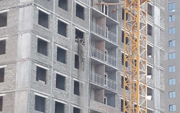 Рабочие ГК «Лист» выбрасывают строительный мусор из окон 8 - 11 этажей