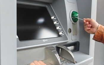 Перевела 500 000 рублей: в Оренбурге даже банкомат понял, что женщину обманывают
