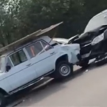 На выезде из Оренбурга таксист протаранил ВАЗ-2106, пострадали два человека