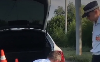 Автоледи, у которой на трассе заглох автомобиль, никто не хотел помогать