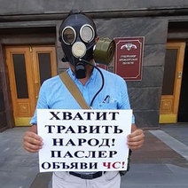 Оренбургский депутат пришел в противогазе к Дому Советов