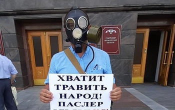 Оренбургский депутат пришел в противогазе к Дому Советов