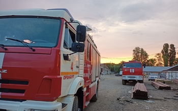 В Оренбурге пожарные пять часов тушат склад на Донгузской