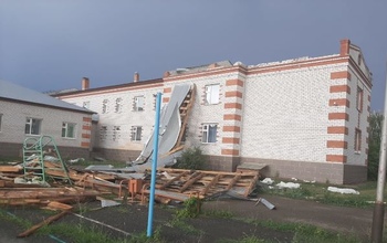 Последствия нашествия урагана в Оренбуржье планируют устранить в течение недели