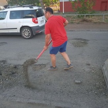 Оренбуржцы сами на свои деньги начали засыпать ямы на дорогах