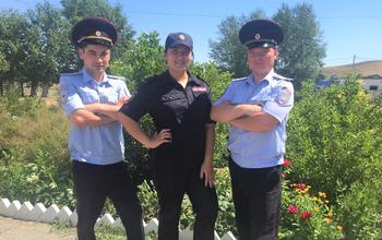 В Оренбуржье полицейские случайно нашли возле трассы трехлетнего малыша в трусах и тапках