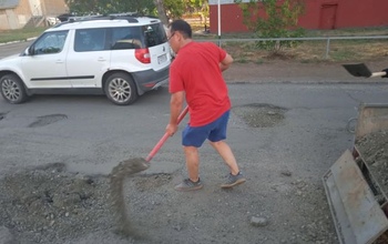 Оренбуржцы сами на свои деньги начали засыпать ямы на дорогах